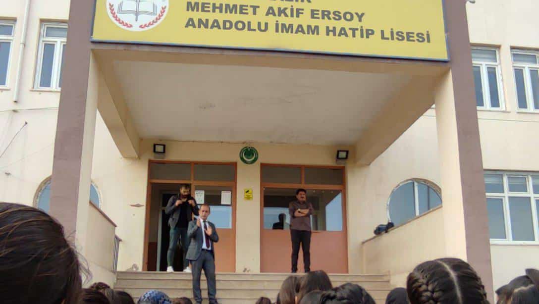 İlçe Milli Eğitim Müdürü Fahrettin Demirel Mehmet Akif Ersoy Anadolu İmamhatip Lisesinde bayrak törenine katılmıştır.  
