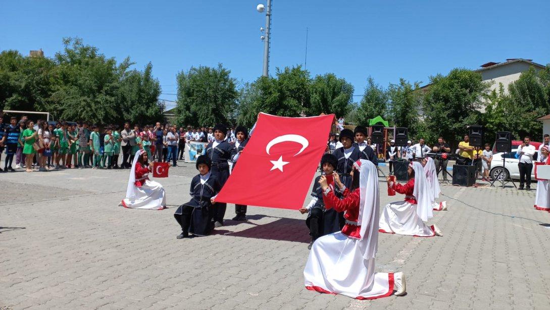 19 Mayıs Atatürk'ü Anma, Gençlik ve Spor Bayramı ilçemizdeki liseler tarafından coşkuyla kutlanmıştır.